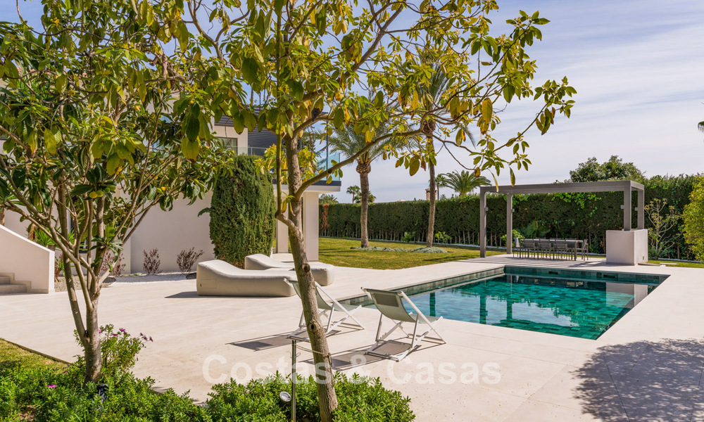 Villa mediterránea contemporánea con toques modernos en venta en la Milla de Oro de Marbella 780398