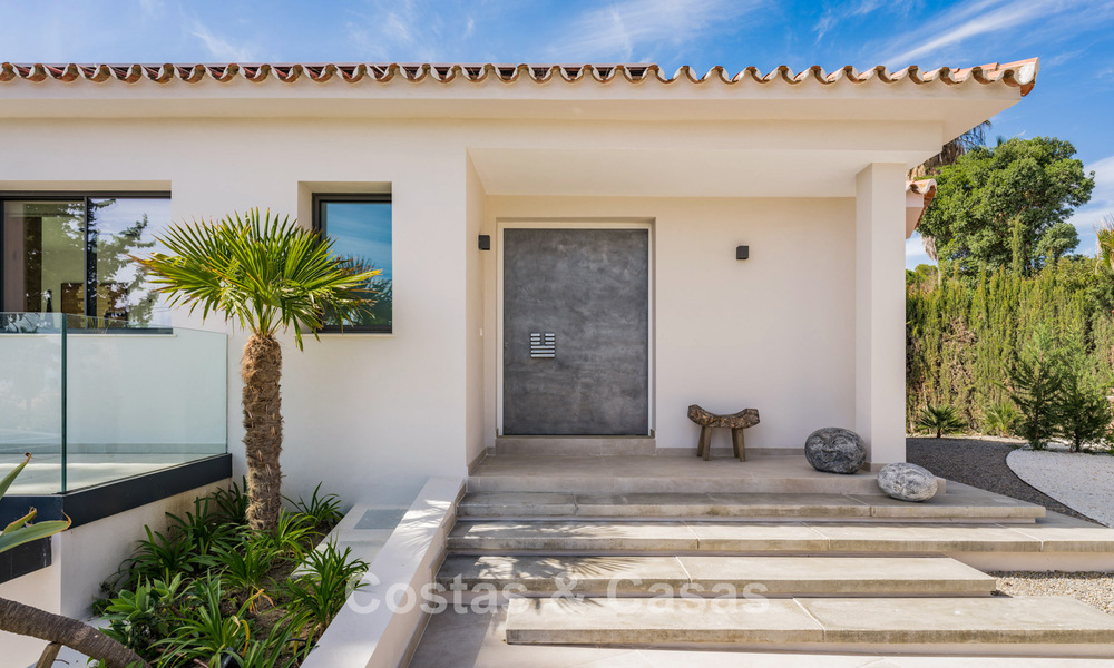 Villa mediterránea contemporánea con toques modernos en venta en la Milla de Oro de Marbella 780402