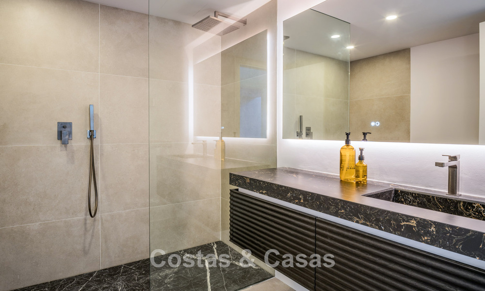 Villa mediterránea contemporánea con toques modernos en venta en la Milla de Oro de Marbella 780404