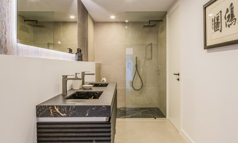 Villa mediterránea contemporánea con toques modernos en venta en la Milla de Oro de Marbella 780431