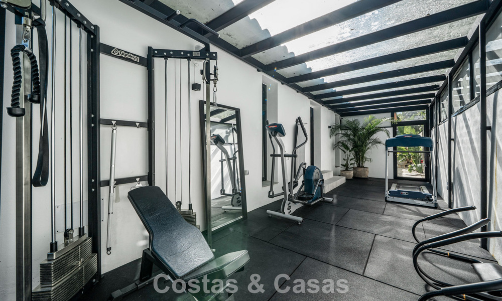 Amplia villa familiar con encanto andaluz contemporáneo en venta en el valle del golf de Nueva Andalucía, Marbella 780463