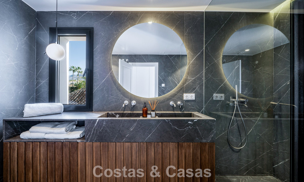 Amplia villa familiar con encanto andaluz contemporáneo en venta en el valle del golf de Nueva Andalucía, Marbella 780464