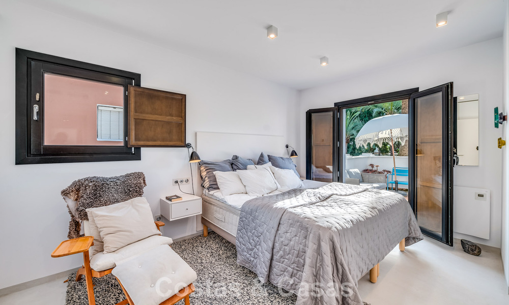 Encantadora casa esquinera en venta en una exclusiva urbanización en la Milla de Oro de Marbella 780468