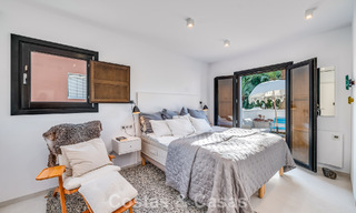 Encantadora casa esquinera en venta en una exclusiva urbanización en la Milla de Oro de Marbella 780468 