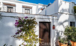 Encantadora casa esquinera en venta en una exclusiva urbanización en la Milla de Oro de Marbella 780469 