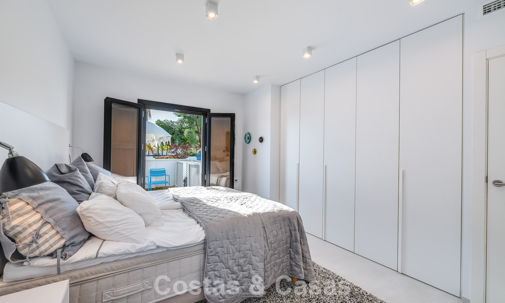 Encantadora casa esquinera en venta en una exclusiva urbanización en la Milla de Oro de Marbella 780470