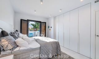 Encantadora casa esquinera en venta en una exclusiva urbanización en la Milla de Oro de Marbella 780470 