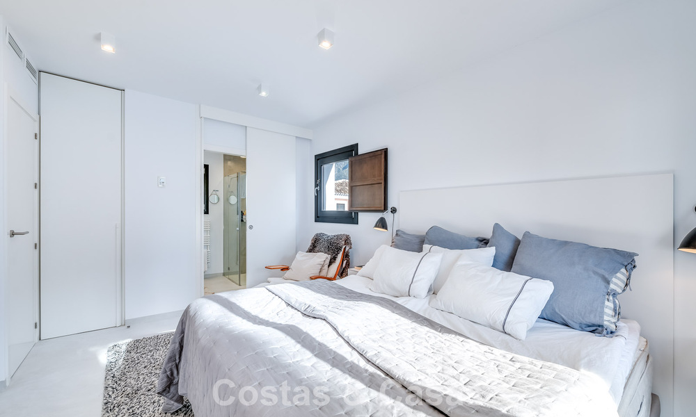 Encantadora casa esquinera en venta en una exclusiva urbanización en la Milla de Oro de Marbella 780471