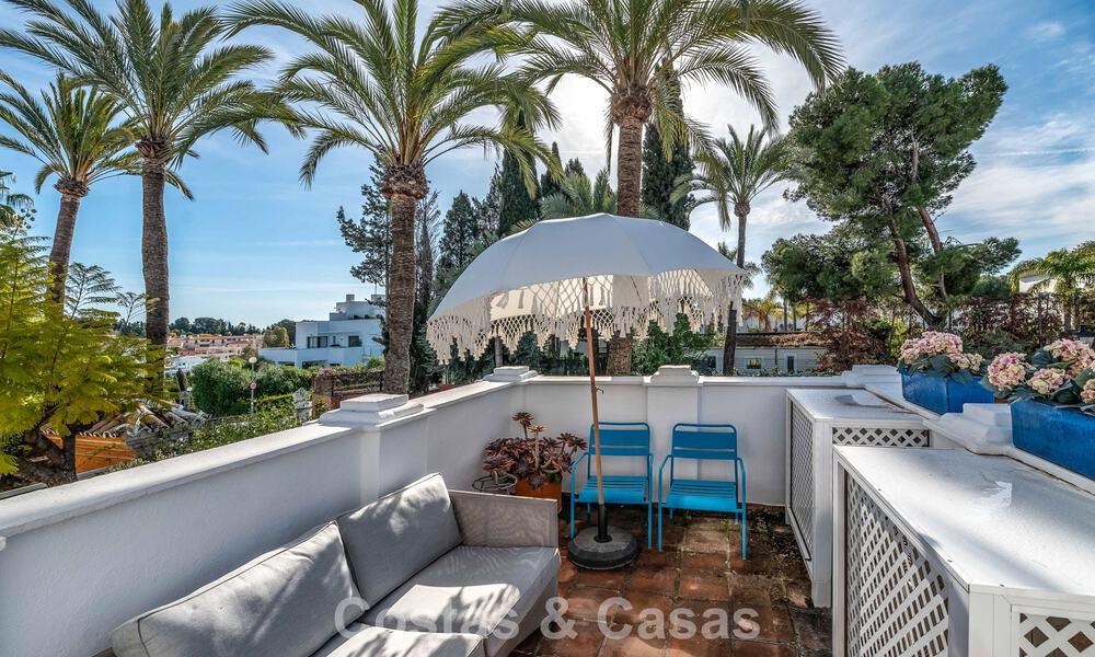 Encantadora casa esquinera en venta en una exclusiva urbanización en la Milla de Oro de Marbella 780472