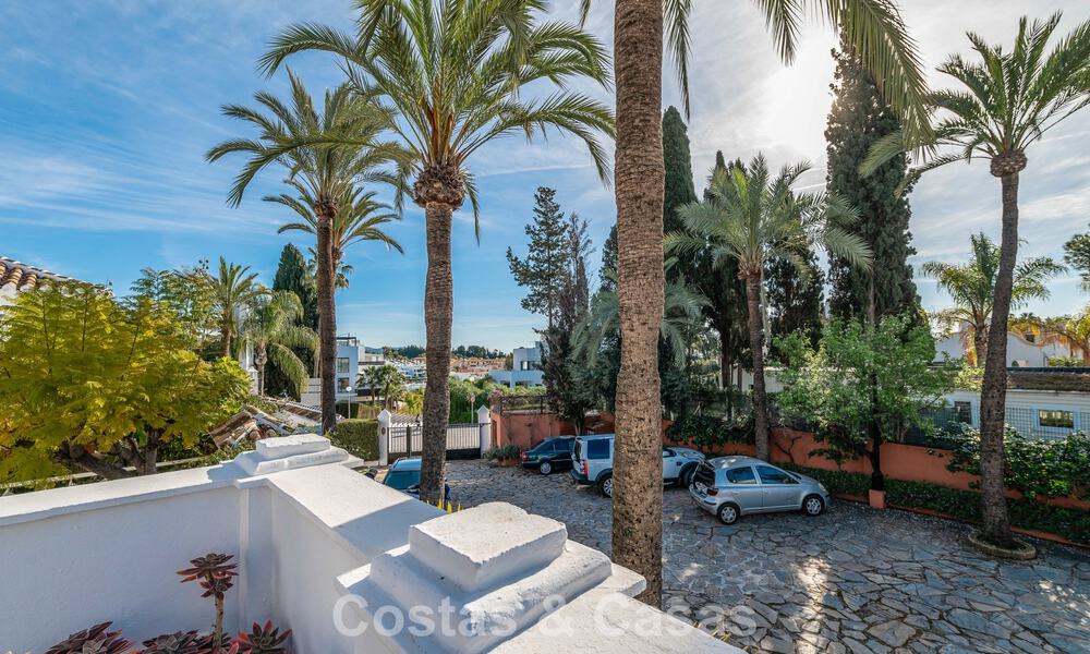 Encantadora casa esquinera en venta en una exclusiva urbanización en la Milla de Oro de Marbella 780474