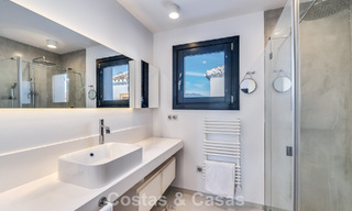 Encantadora casa esquinera en venta en una exclusiva urbanización en la Milla de Oro de Marbella 780475 
