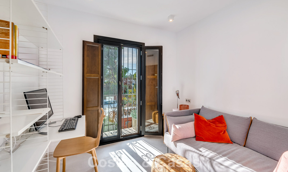 Encantadora casa esquinera en venta en una exclusiva urbanización en la Milla de Oro de Marbella 780476