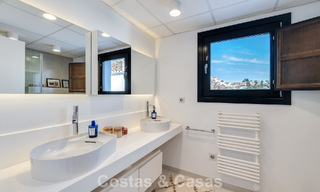 Encantadora casa esquinera en venta en una exclusiva urbanización en la Milla de Oro de Marbella 780478 