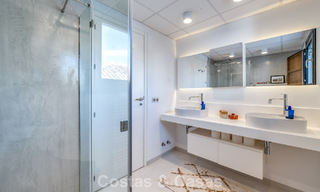 Encantadora casa esquinera en venta en una exclusiva urbanización en la Milla de Oro de Marbella 780479 