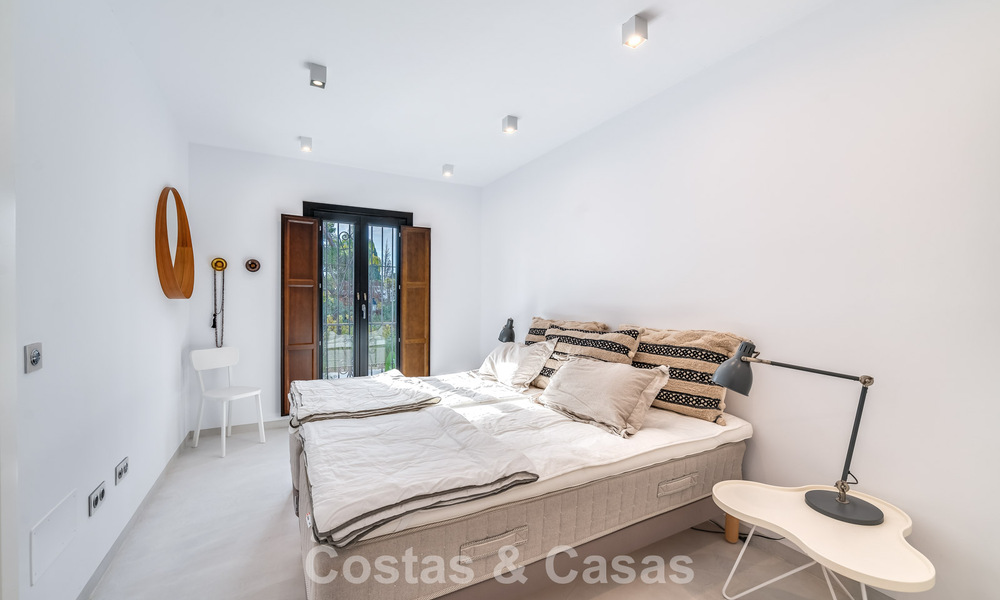 Encantadora casa esquinera en venta en una exclusiva urbanización en la Milla de Oro de Marbella 780480