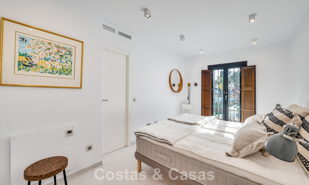 Encantadora casa esquinera en venta en una exclusiva urbanización en la Milla de Oro de Marbella 780481