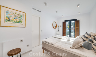 Encantadora casa esquinera en venta en una exclusiva urbanización en la Milla de Oro de Marbella 780481 