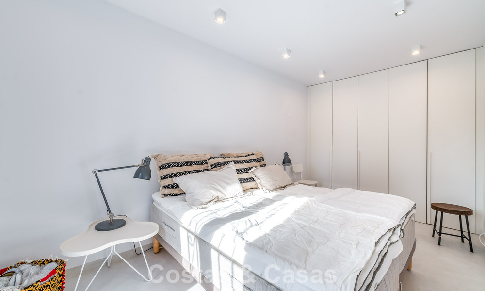 Encantadora casa esquinera en venta en una exclusiva urbanización en la Milla de Oro de Marbella 780482