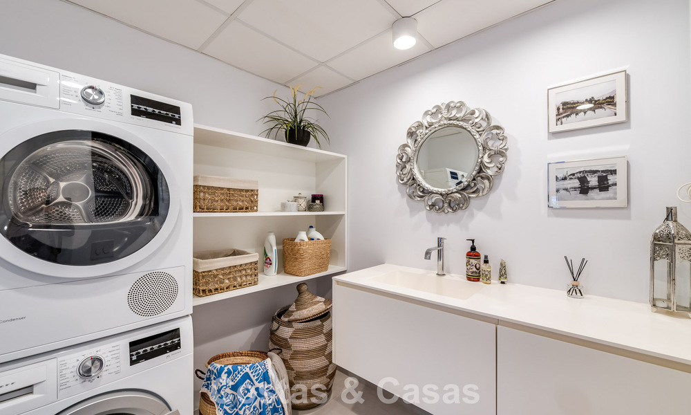 Encantadora casa esquinera en venta en una exclusiva urbanización en la Milla de Oro de Marbella 780483