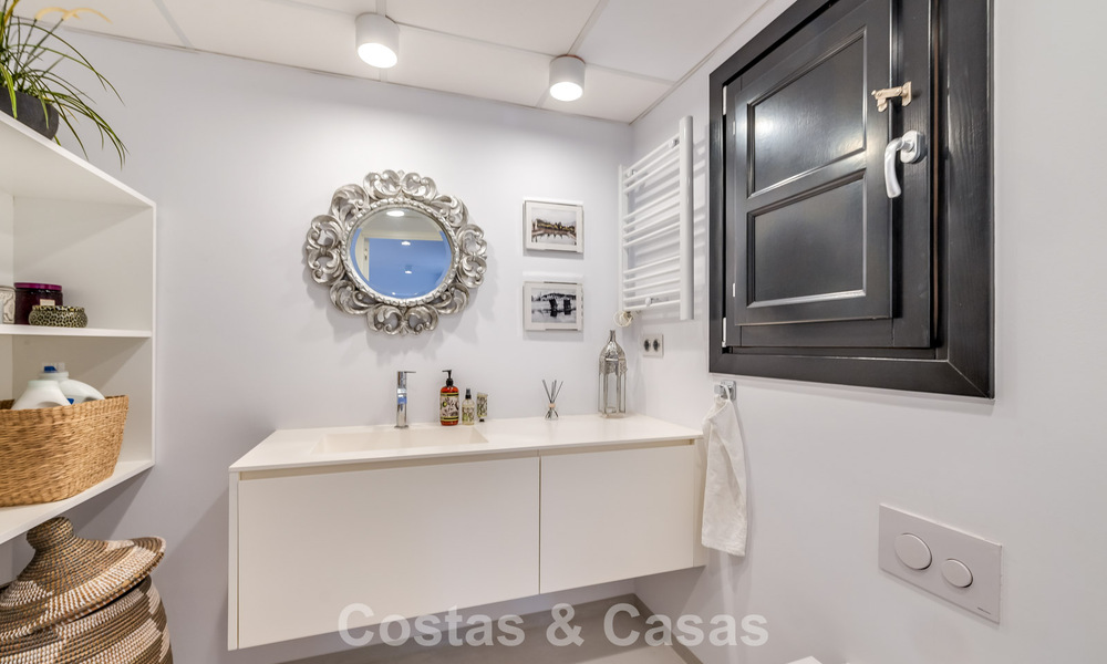 Encantadora casa esquinera en venta en una exclusiva urbanización en la Milla de Oro de Marbella 780484