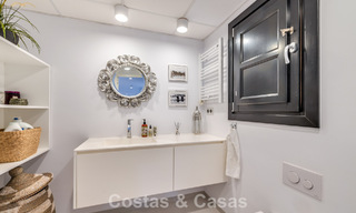 Encantadora casa esquinera en venta en una exclusiva urbanización en la Milla de Oro de Marbella 780484 
