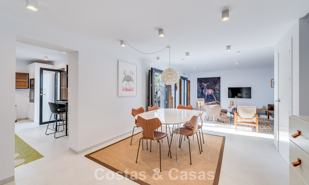 Encantadora casa esquinera en venta en una exclusiva urbanización en la Milla de Oro de Marbella 780485