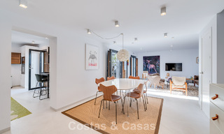 Encantadora casa esquinera en venta en una exclusiva urbanización en la Milla de Oro de Marbella 780485 