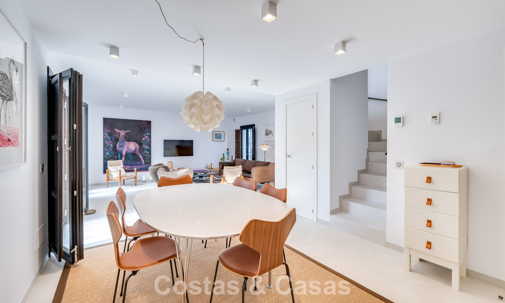 Encantadora casa esquinera en venta en una exclusiva urbanización en la Milla de Oro de Marbella 780486