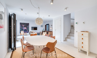 Encantadora casa esquinera en venta en una exclusiva urbanización en la Milla de Oro de Marbella 780486 
