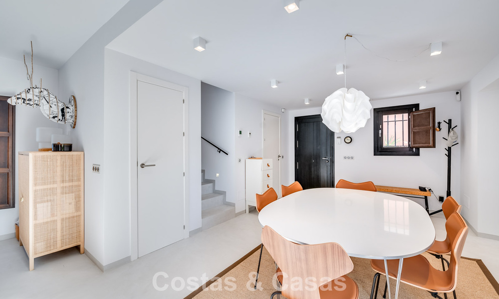 Encantadora casa esquinera en venta en una exclusiva urbanización en la Milla de Oro de Marbella 780487