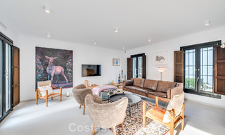 Encantadora casa esquinera en venta en una exclusiva urbanización en la Milla de Oro de Marbella 780488 