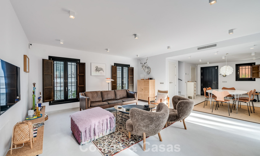 Encantadora casa esquinera en venta en una exclusiva urbanización en la Milla de Oro de Marbella 780489