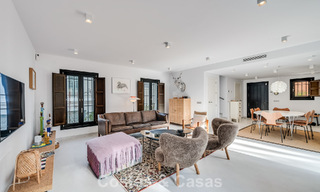 Encantadora casa esquinera en venta en una exclusiva urbanización en la Milla de Oro de Marbella 780489 