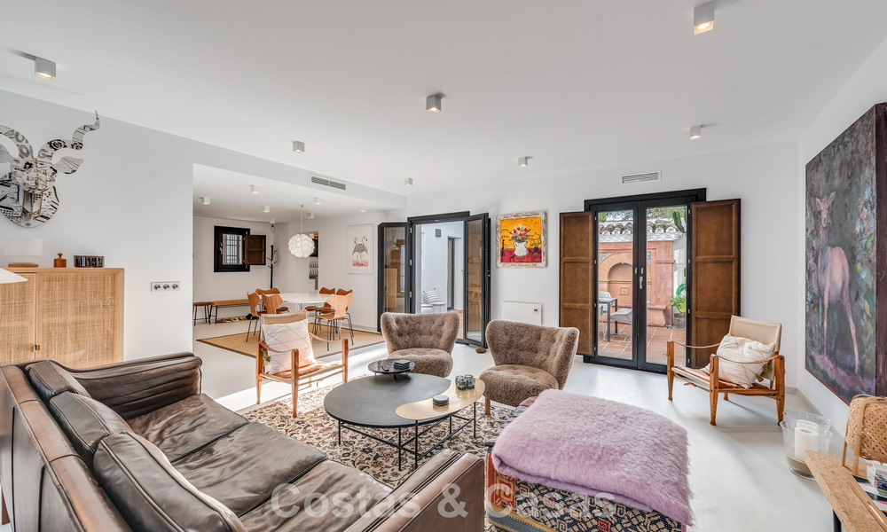 Encantadora casa esquinera en venta en una exclusiva urbanización en la Milla de Oro de Marbella 780490