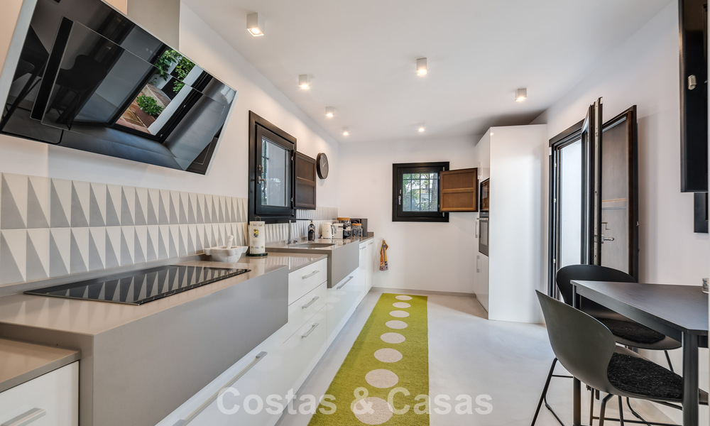 Encantadora casa esquinera en venta en una exclusiva urbanización en la Milla de Oro de Marbella 780491