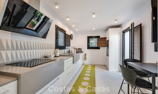 Encantadora casa esquinera en venta en una exclusiva urbanización en la Milla de Oro de Marbella 780491 