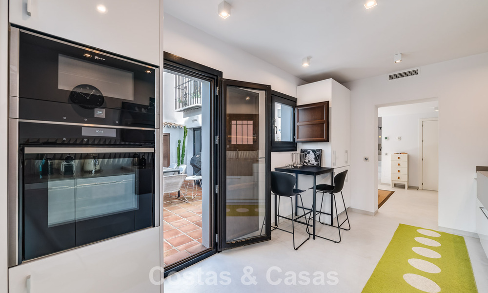 Encantadora casa esquinera en venta en una exclusiva urbanización en la Milla de Oro de Marbella 780492