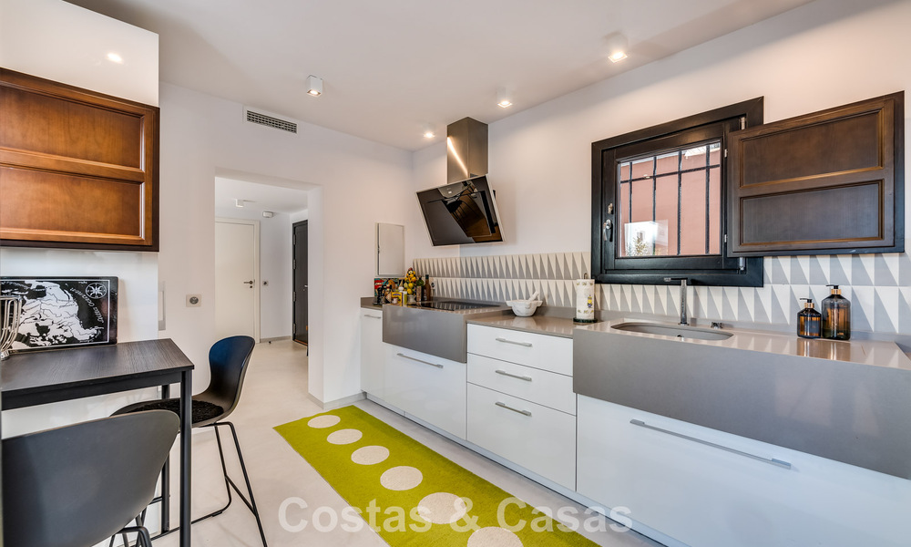 Encantadora casa esquinera en venta en una exclusiva urbanización en la Milla de Oro de Marbella 780493