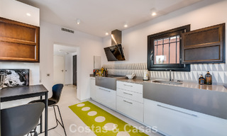 Encantadora casa esquinera en venta en una exclusiva urbanización en la Milla de Oro de Marbella 780493 