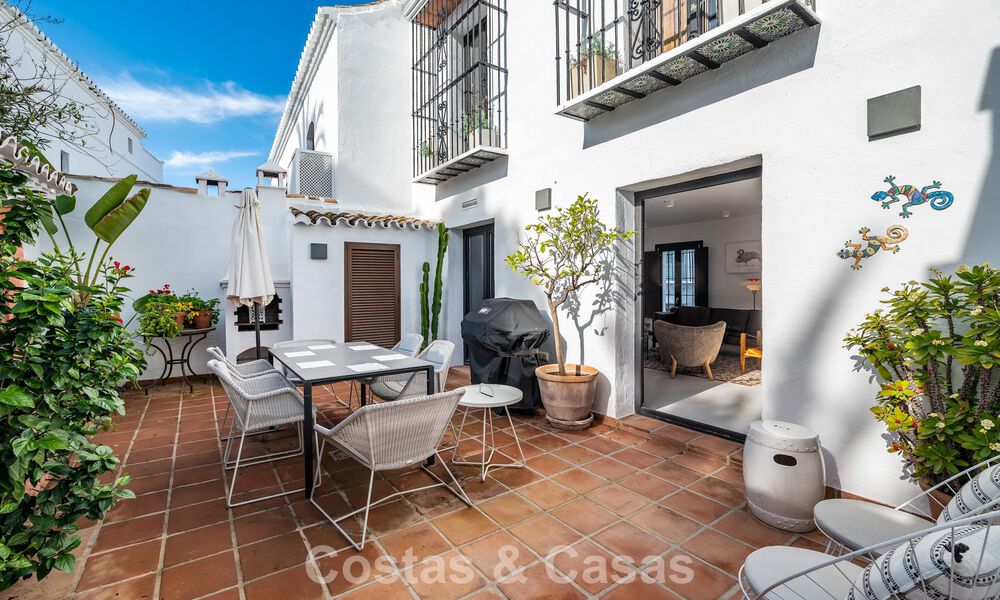 Encantadora casa esquinera en venta en una exclusiva urbanización en la Milla de Oro de Marbella 780494