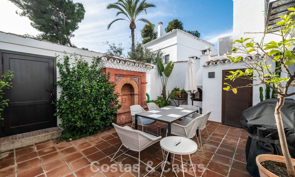 Encantadora casa esquinera en venta en una exclusiva urbanización en la Milla de Oro de Marbella 780495
