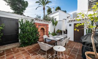 Encantadora casa esquinera en venta en una exclusiva urbanización en la Milla de Oro de Marbella 780495 