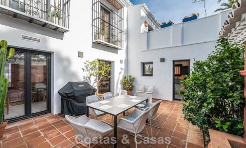 Encantadora casa esquinera en venta en una exclusiva urbanización en la Milla de Oro de Marbella 780496