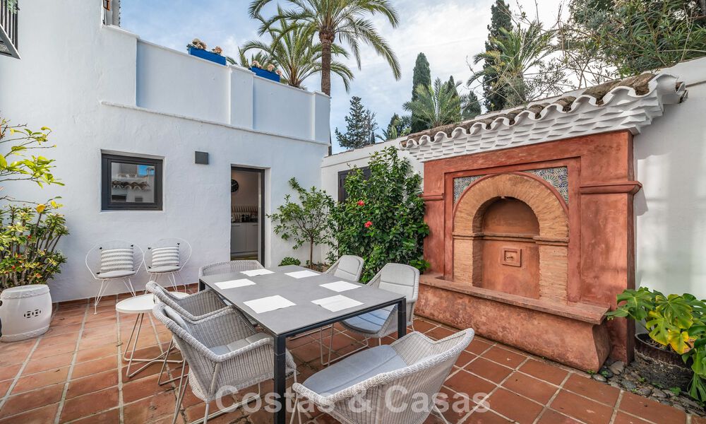 Encantadora casa esquinera en venta en una exclusiva urbanización en la Milla de Oro de Marbella 780497
