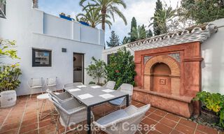 Encantadora casa esquinera en venta en una exclusiva urbanización en la Milla de Oro de Marbella 780497 