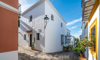 Encantadora casa esquinera en venta en una exclusiva urbanización en la Milla de Oro de Marbella 780498 
