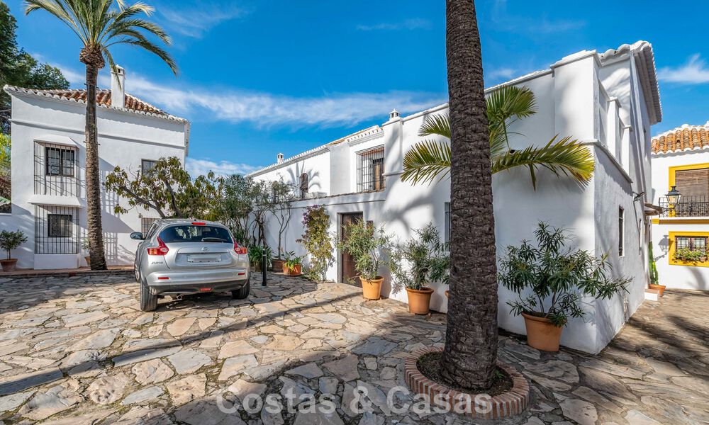 Encantadora casa esquinera en venta en una exclusiva urbanización en la Milla de Oro de Marbella 780499