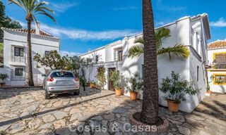 Encantadora casa esquinera en venta en una exclusiva urbanización en la Milla de Oro de Marbella 780499 