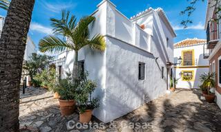 Encantadora casa esquinera en venta en una exclusiva urbanización en la Milla de Oro de Marbella 780500 