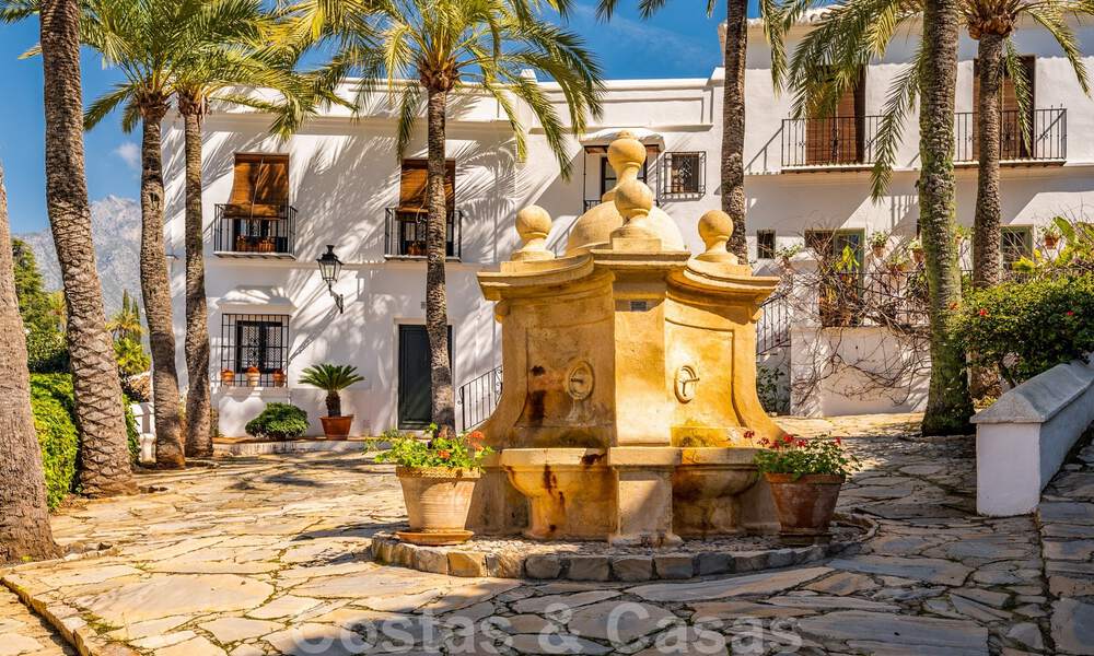 Encantadora casa esquinera en venta en una exclusiva urbanización en la Milla de Oro de Marbella 780501